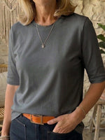T-shirt comoda e minimalista a mezza manica, 100% cotone.