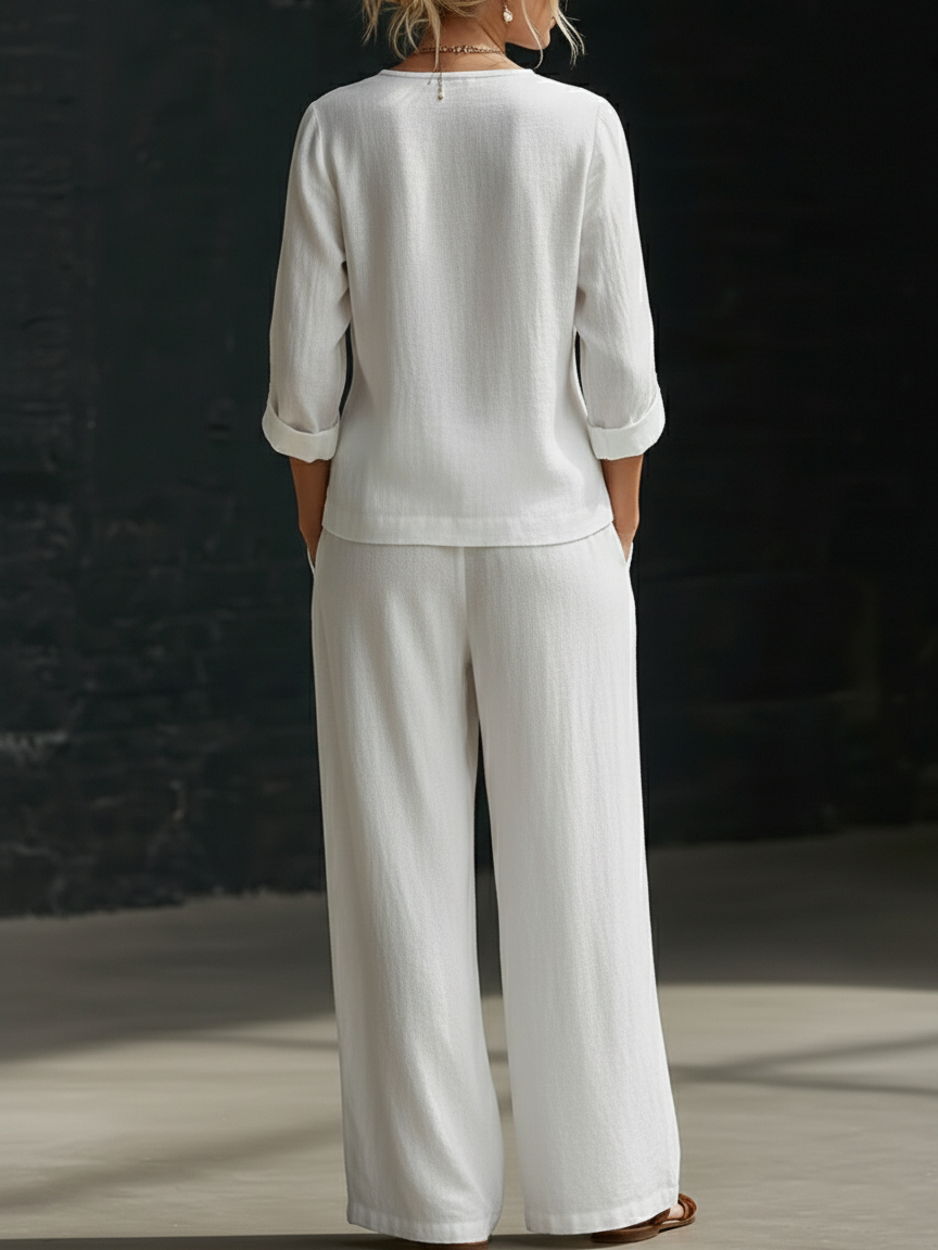 Completo minimalista composto da camicia con scollo a V e pantaloni a gamba larga.