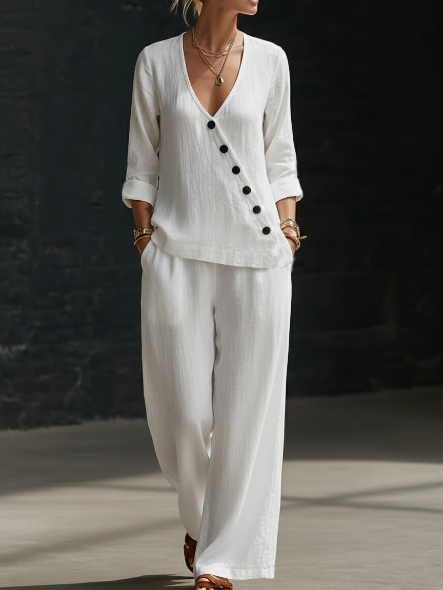 Completo minimalista composto da camicia con scollo a V e pantaloni a gamba larga.