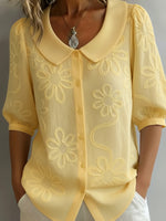 Camicia vintage con colletto Peter Pan e ricami floreali.