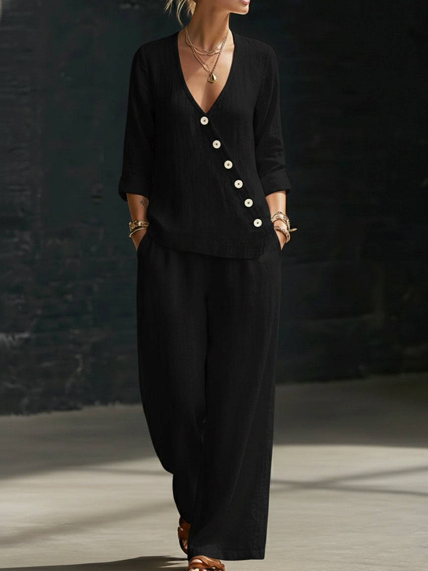 Completo minimalista composto da camicia con scollo a V e pantaloni a gamba larga.