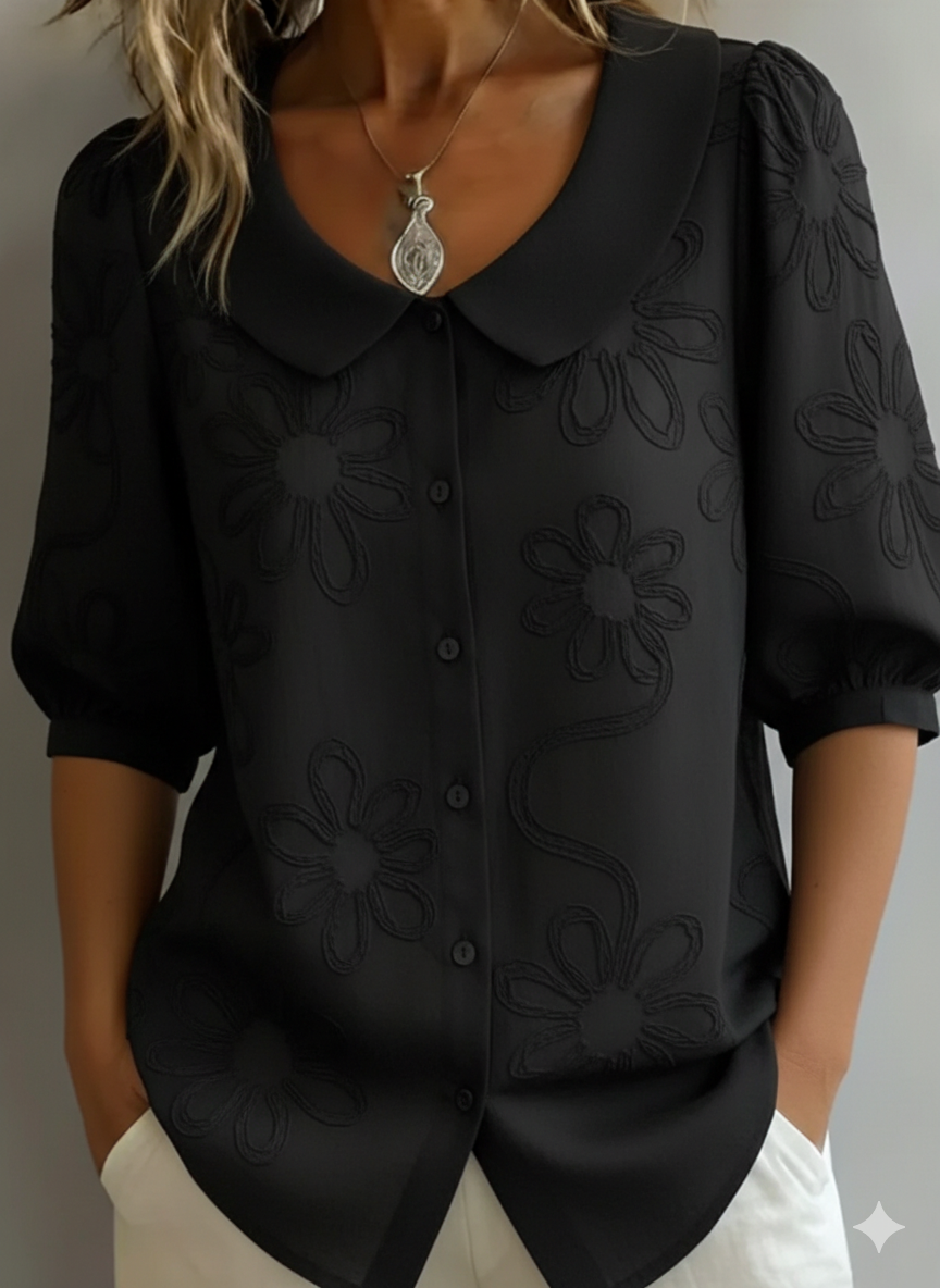 Camicia vintage con colletto Peter Pan e ricami floreali.