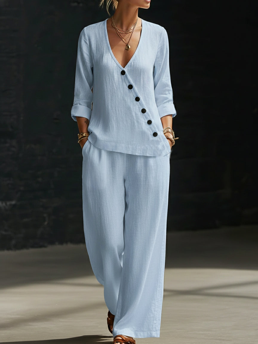 Completo minimalista composto da camicia con scollo a V e pantaloni a gamba larga.