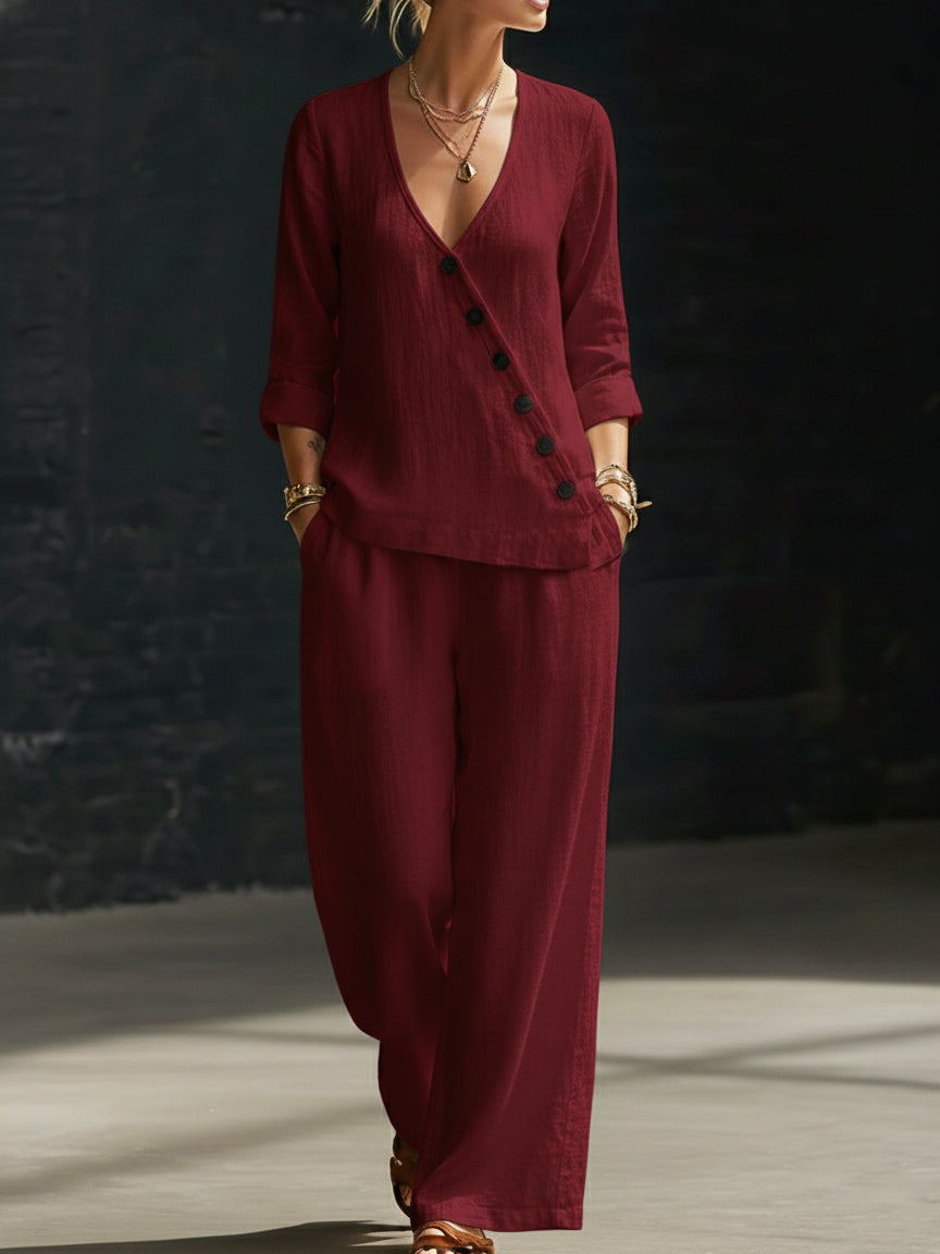 Completo minimalista composto da camicia con scollo a V e pantaloni a gamba larga.