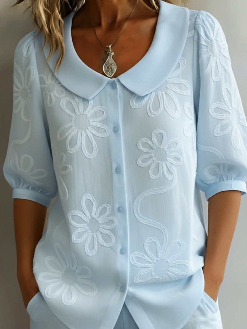 Camicia vintage con colletto Peter Pan e ricami floreali.
